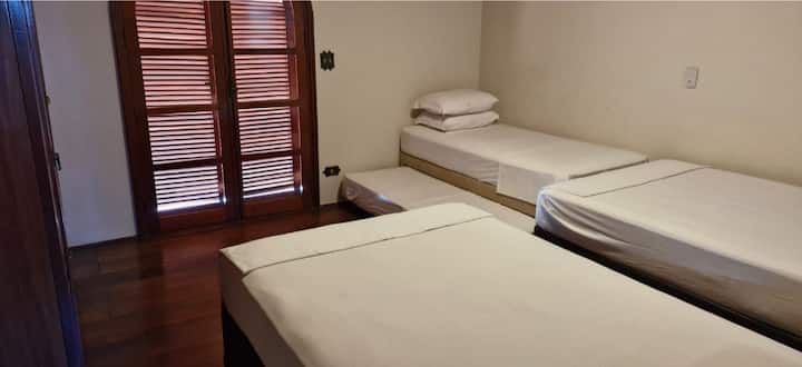 Dormitorio 1 suite/2 camas individuales especiales y 1 cama nido