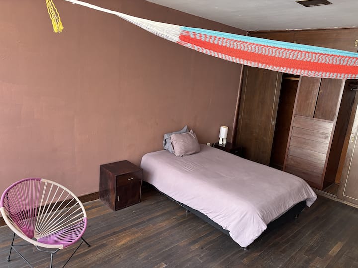 Recámara 2 con cama matrimonial.