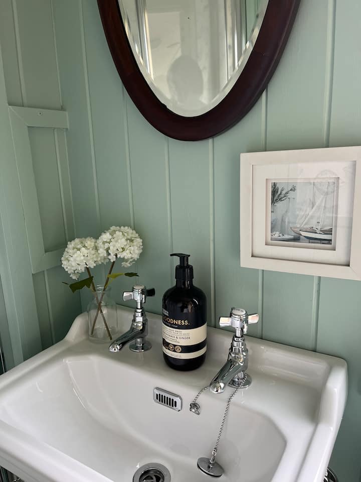Full bathroom image 1