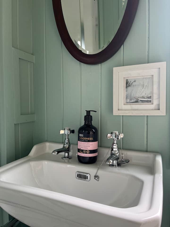 Full bathroom image 7