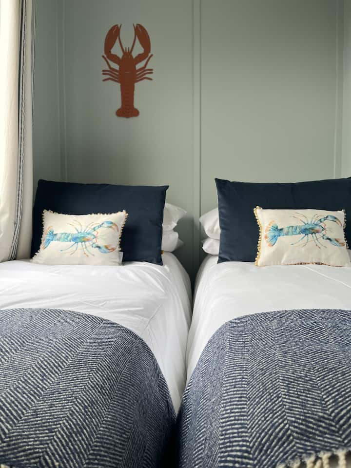 Bedroom 2 image 4
