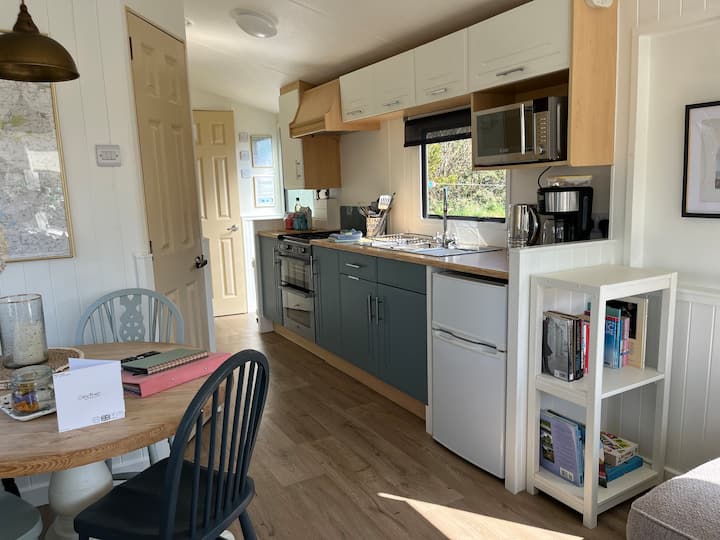 Full kitchen image 2
