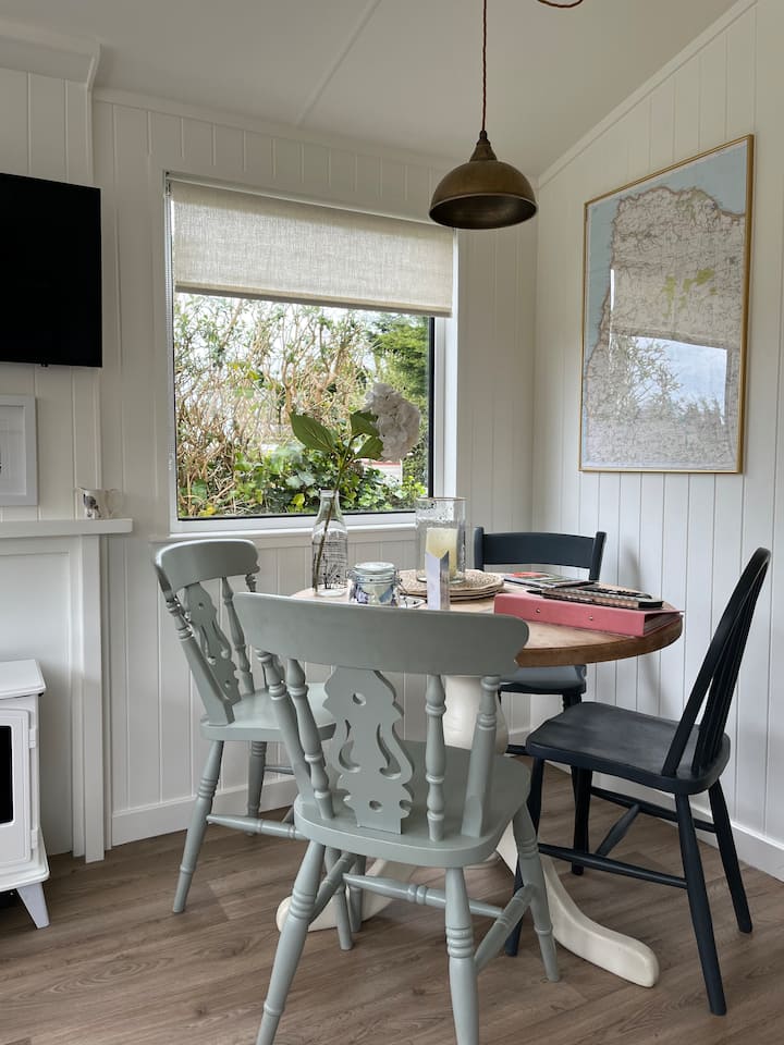 Dining area image 4
