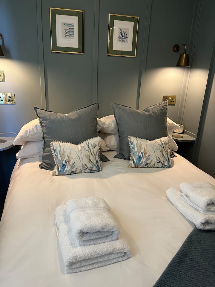 Bedroom 1 image 3