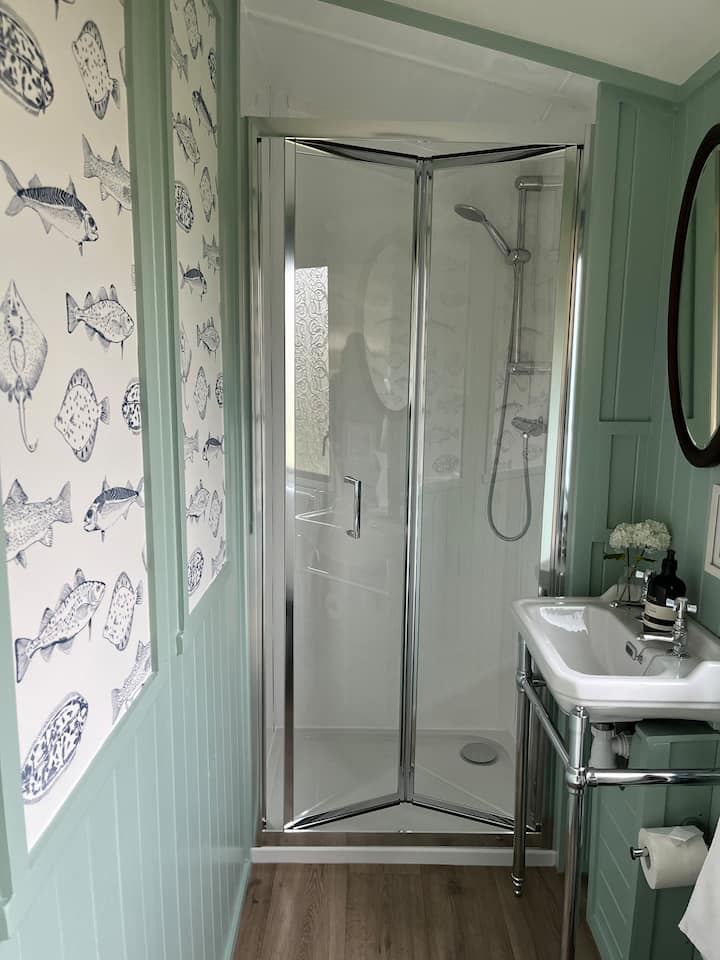 Full bathroom image 5