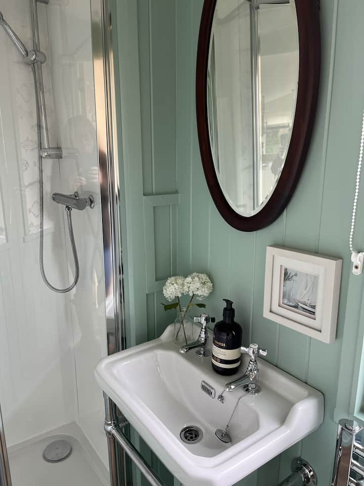 Full bathroom image 4