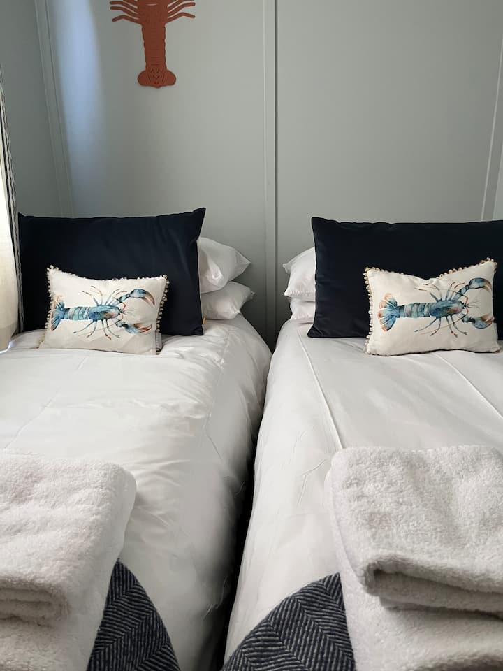 Bedroom 2 image 5