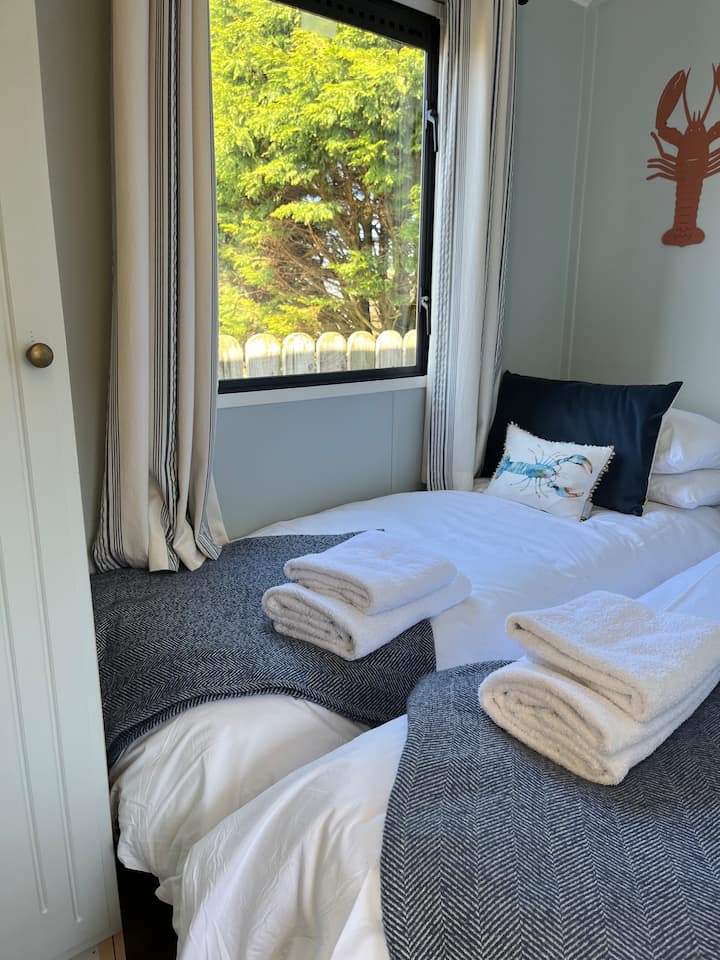Bedroom 2 image 3