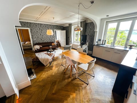 Cozy Apartment with Stunning Lakeview!