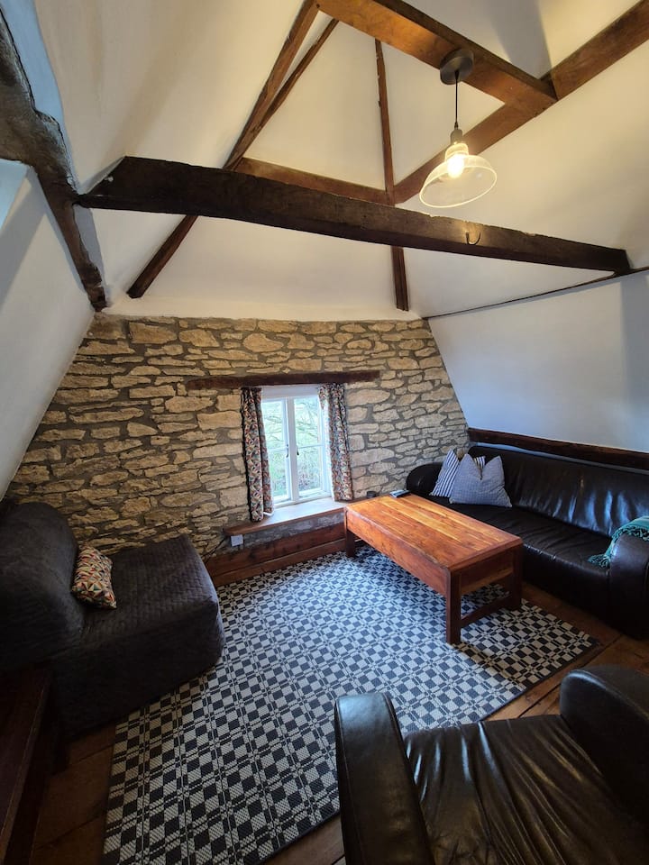 16th Century Cottage Set In Formal Gardens - Chippenham