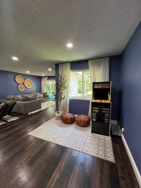 Entire tri level home Park like back yard+Fire pit