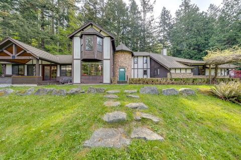 Camano Island Family House w/ Hot Tub & Deck!