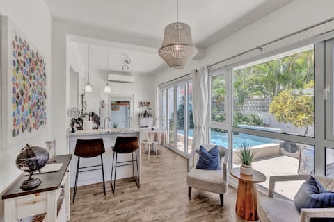 Top performing Airbnb: Best location with pool, steps from beach! in San Juan