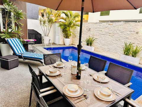 Beautiful house with a pool, with private beach access