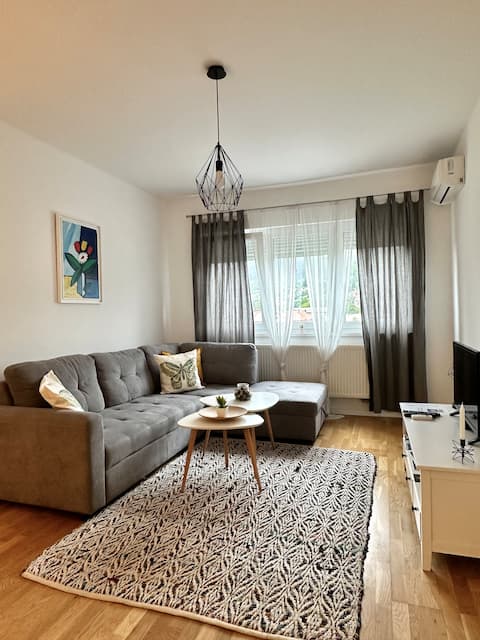 City Break Apartment / FREE PARKING, WIFI, AIRCON.