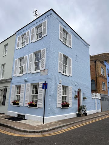 Picturesque Chelsea Blue House – 3 Bedroom