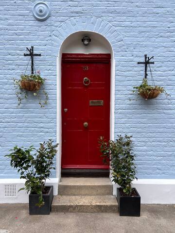 Picturesque Chelsea Blue House – 3 Bedroom gallery image 2