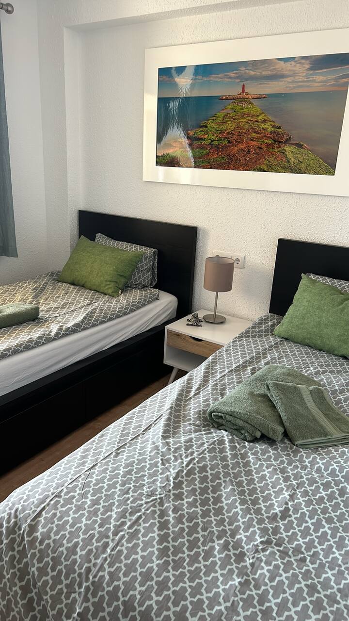 Colchones cómodos para una buena noche de sueño y aire acondicionado separado en la habitación delantera