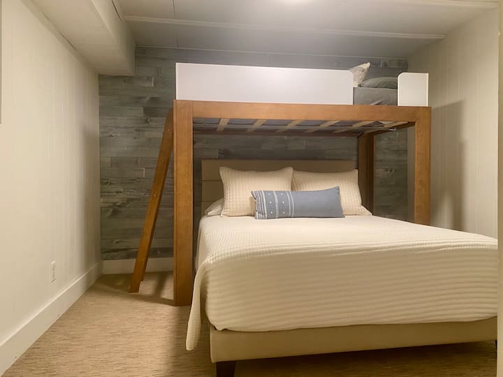 Upravo smo ga preuredili u novi krevet s novom udobnom kraljicom ispod!