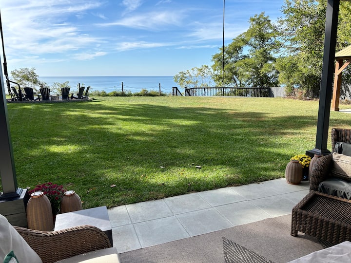 Endless Lake Michigan. Cozy & Spacious w/hot tub!