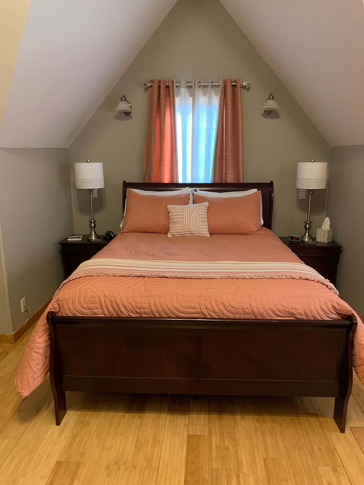 Hlavná spálňa na poschodí č.2 najväčšia spálňa s manželskou posteľou Queen a kúpeľňa s toaletou.