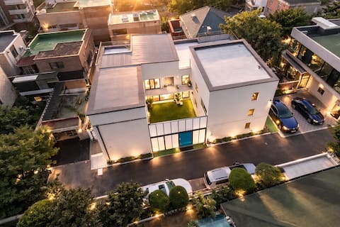 new Dulian Entire Home | 11 bedrooms, 8 bathrooms, 500 ㎡ | Near Hongdae, up to 26 people