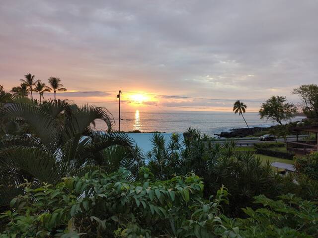 Kona Lighthouse 4bd fun family beach house.