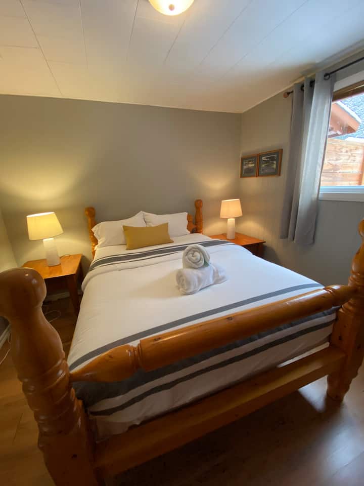 (по - ниска) спалня с 2 легла Cedar Suite с удобно двойно легло