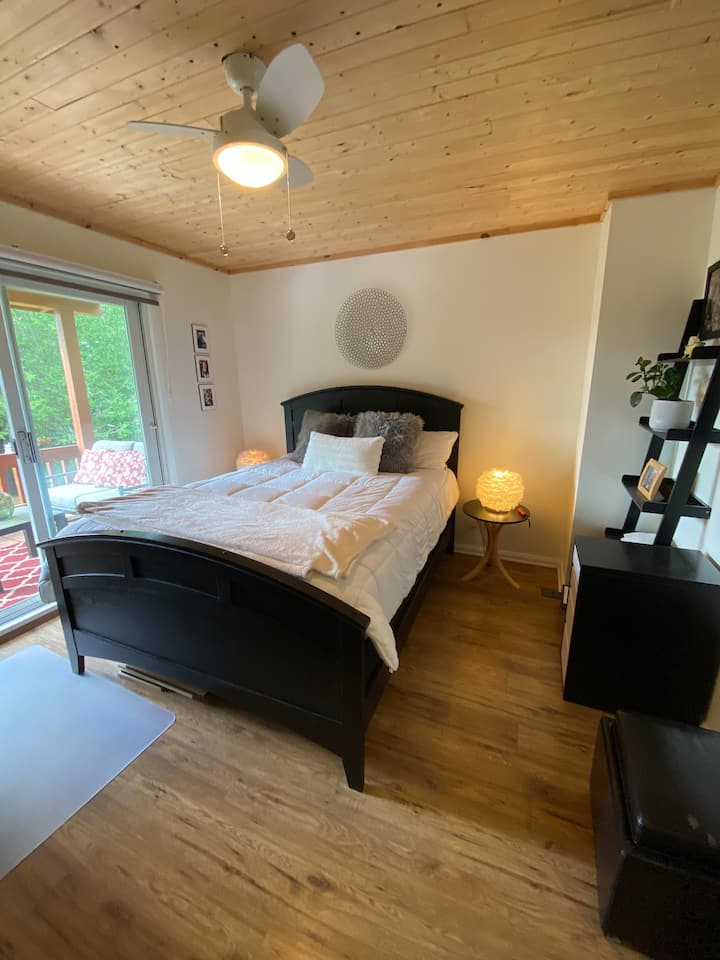 (по - ниско) двойно легло Pine Suite с балкон с изглед към пищна градина