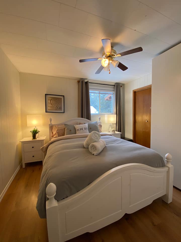 (по - ниска) Спалня на Cedar Suite с 2 спални и голямо двойно легло