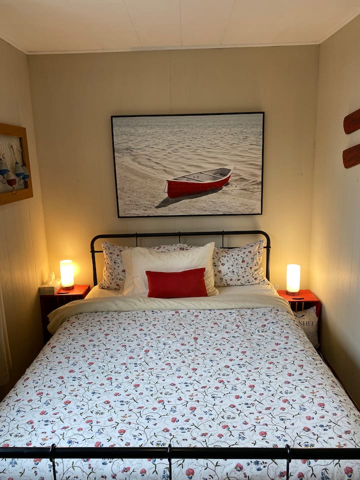 (горно) Апартамент с 4 легла „Уилоу “: уютен в спалнята с изглед към езерото, която има изглед към езерото и планината.  Страхотен нощен сън ви очаква тук, на новото двойно легло.  ВИЖТЕ снимките на „Баня 2“ на шикозния санитарен възел на тази стая