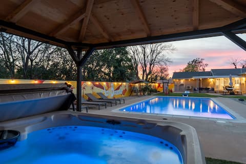 Hot Tub, Fire Pit/Game Room/ Near NOS Center