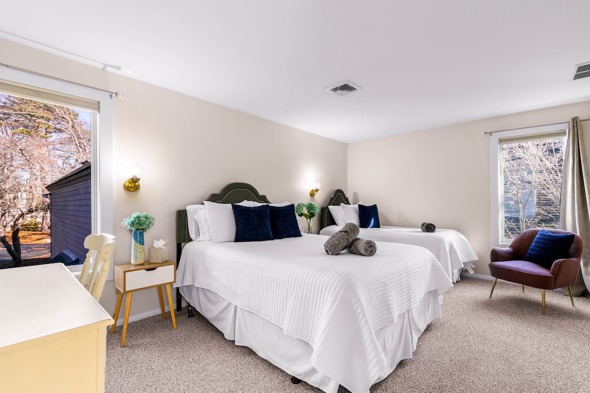 Upstairs bedroom with queen bed and twin bed options