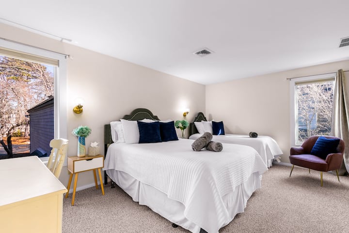 Upstairs bedroom with queen bed and twin bed options