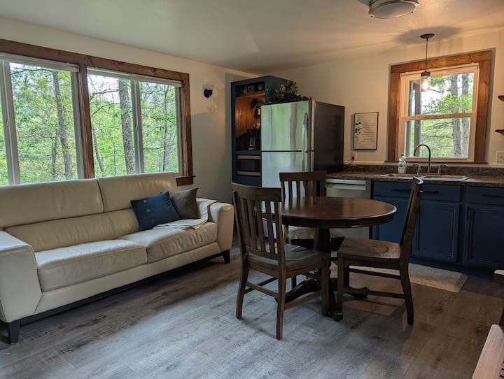 Quiet Hillside Cottage, Near Illinois River - Bear Lake, Kansas