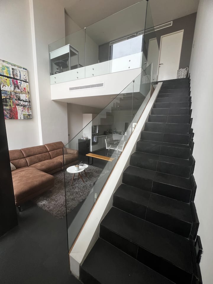 Salle et escalier au deuxième niveau où se trouve la chambre