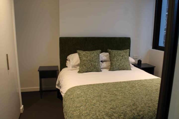 Two Bedroom City Apartment, Good Location - Melbourne