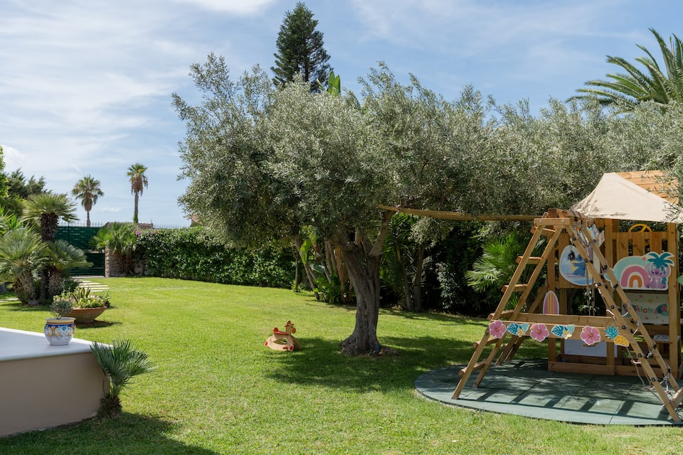 A garden villa on the Gulf of Terrasini, Terrasini, Sicily, Italy, photo 8 of 10