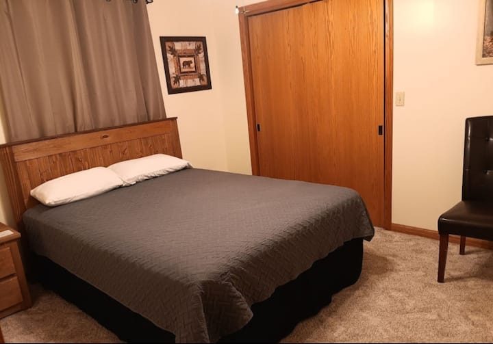 ห้องนอนชั้นบนพร้อมเตียงควีนไซส์