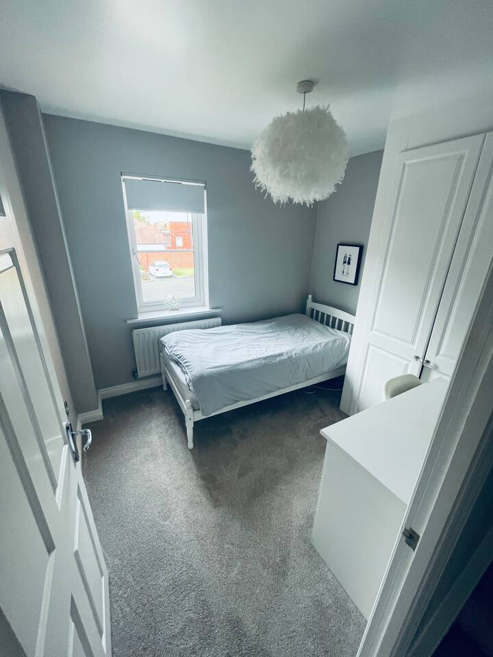 Esta es una foto duplicada temporal. La habitación tiene dos camas individuales.