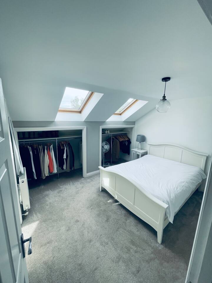 Planta superior, tragaluces dobles con persianas eléctricas opacas. Amplio espacio de tintineo. Conectado al baño. Mismo piso que el dormitorio con 2 individuales.