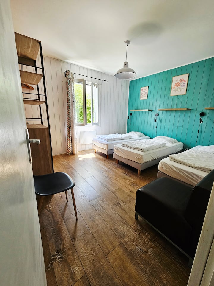 Bedroom 2: 3 single beds (90 cm)