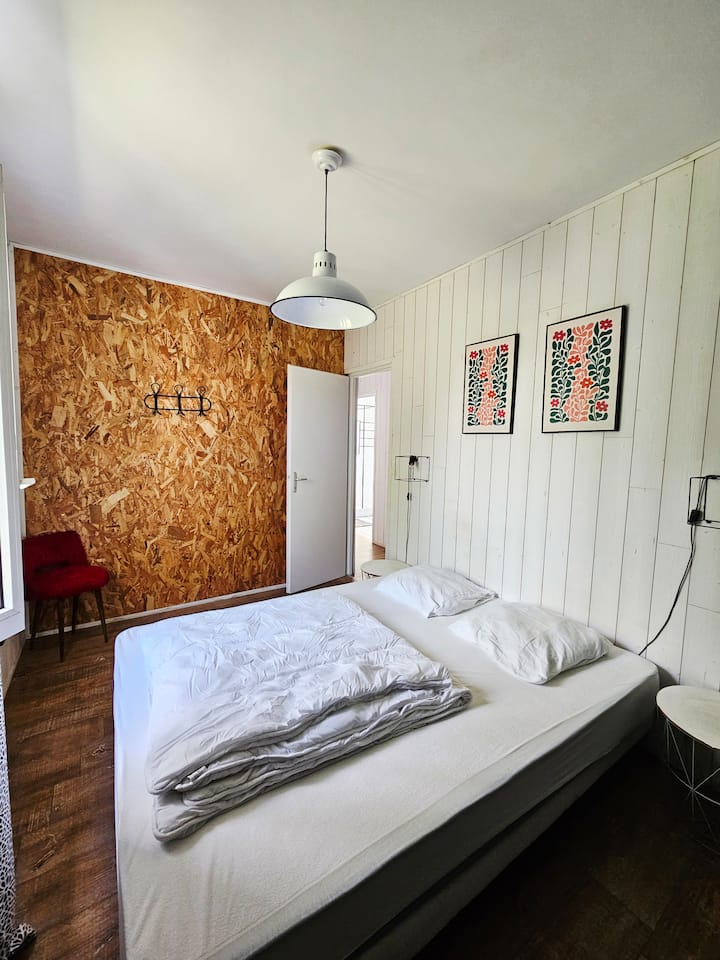 bedroom 1: 160 bed