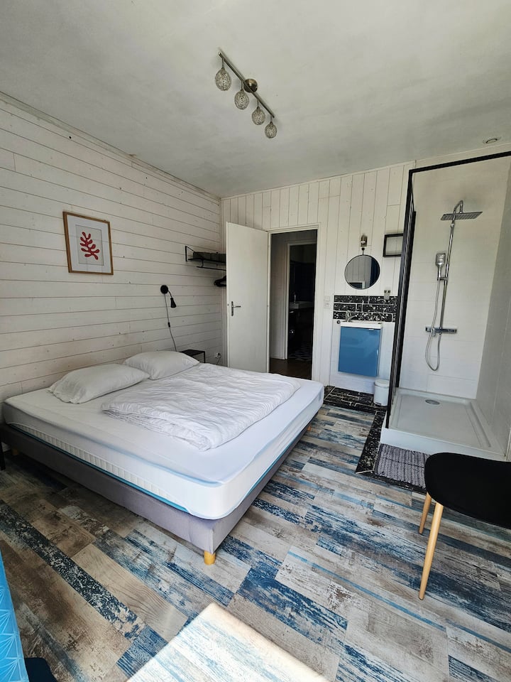 Bedroom 1: 160-cm bed + shower and washbasin + French window/patio door