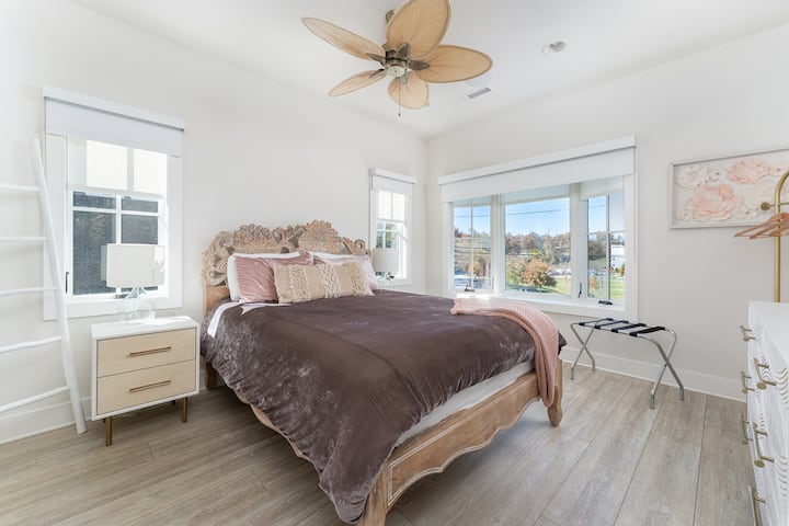 ¡Muebles de antropología con ropa de cama de algodón orgánico y un encantador ventilador tropical!