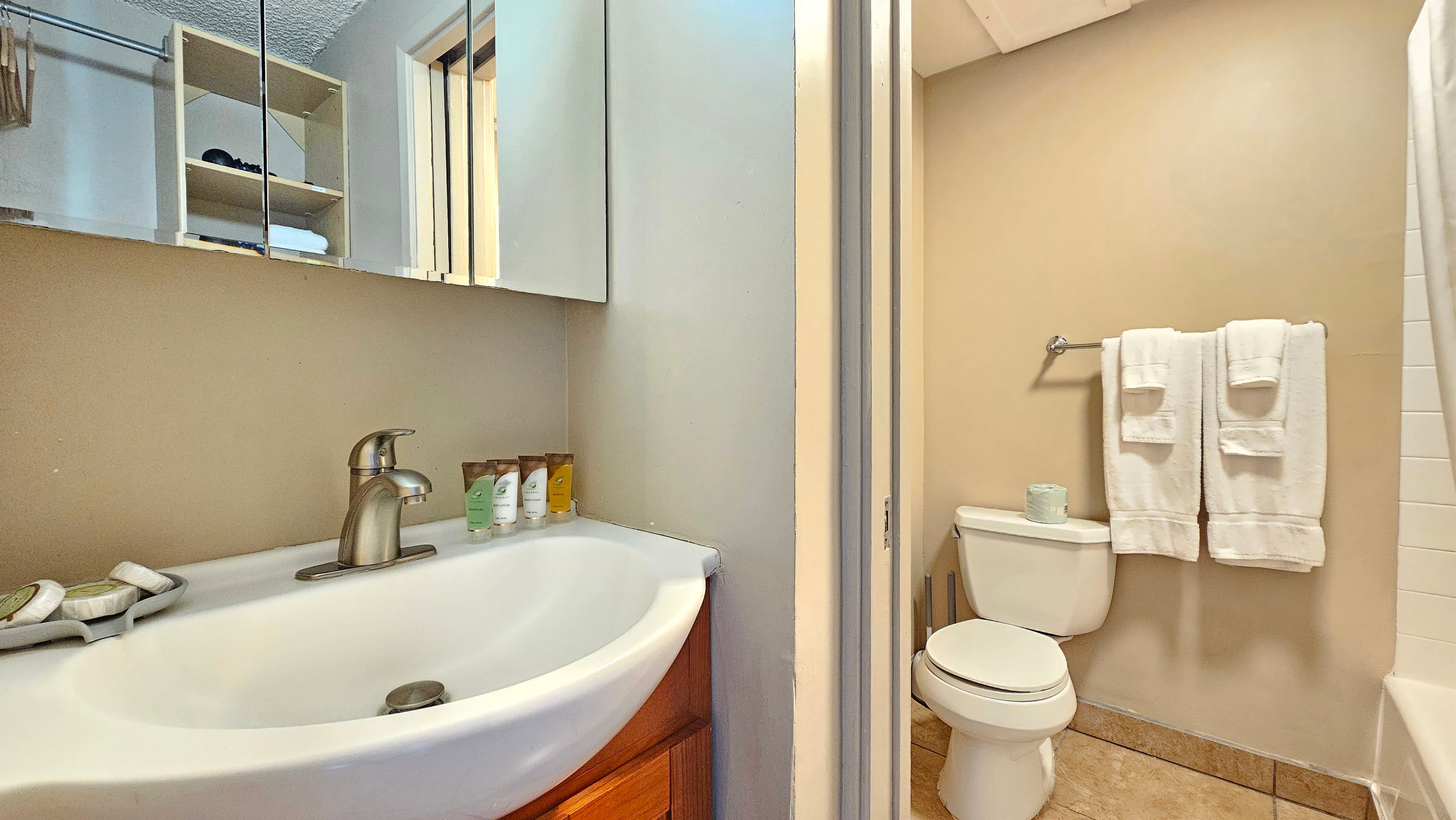 Condo in Honolulu · ★4.51 · Studio · 1 bed · 1 private bath - Image 13