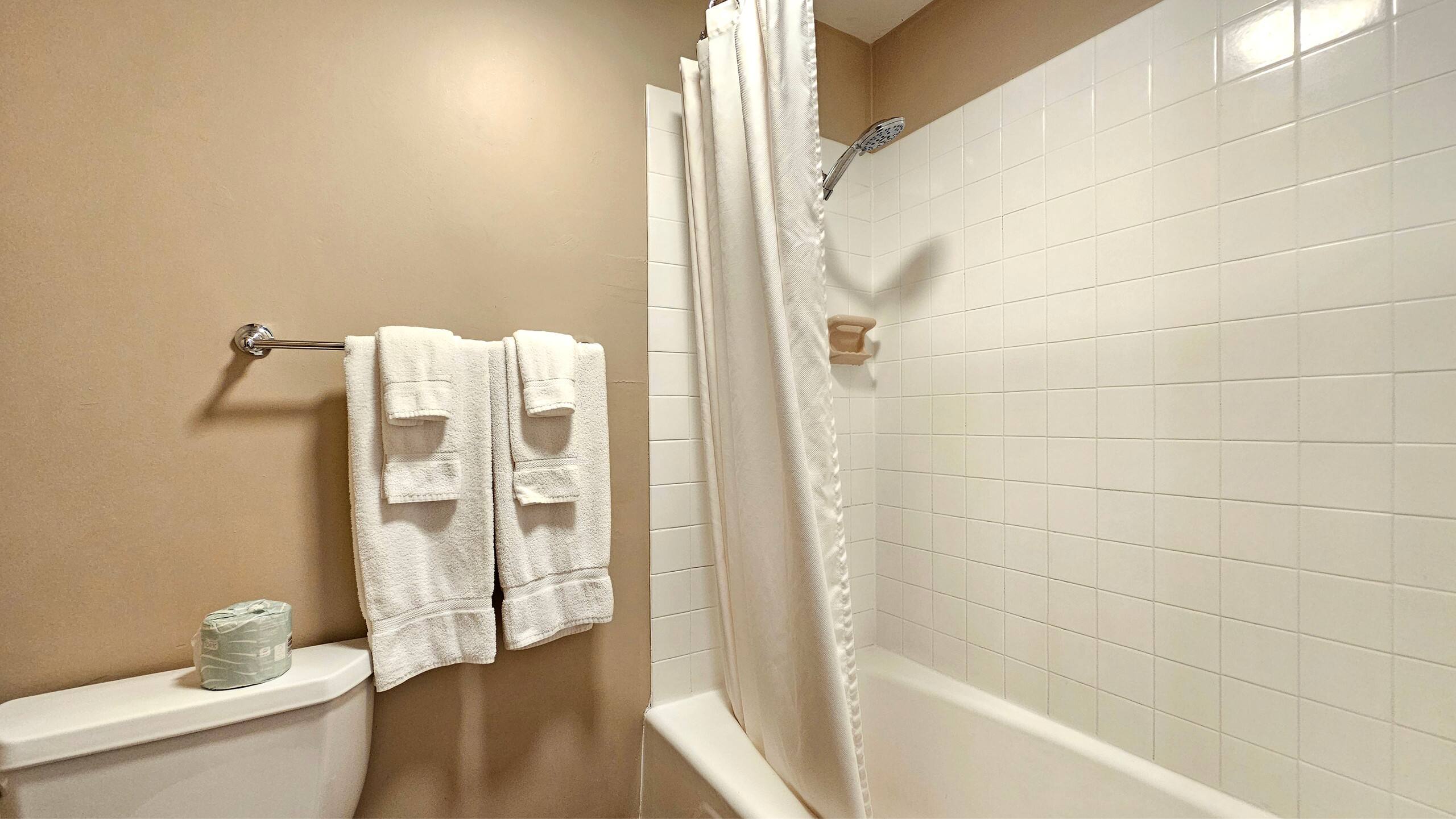 Condo in Honolulu · ★4.51 · Studio · 1 bed · 1 private bath - Image 16