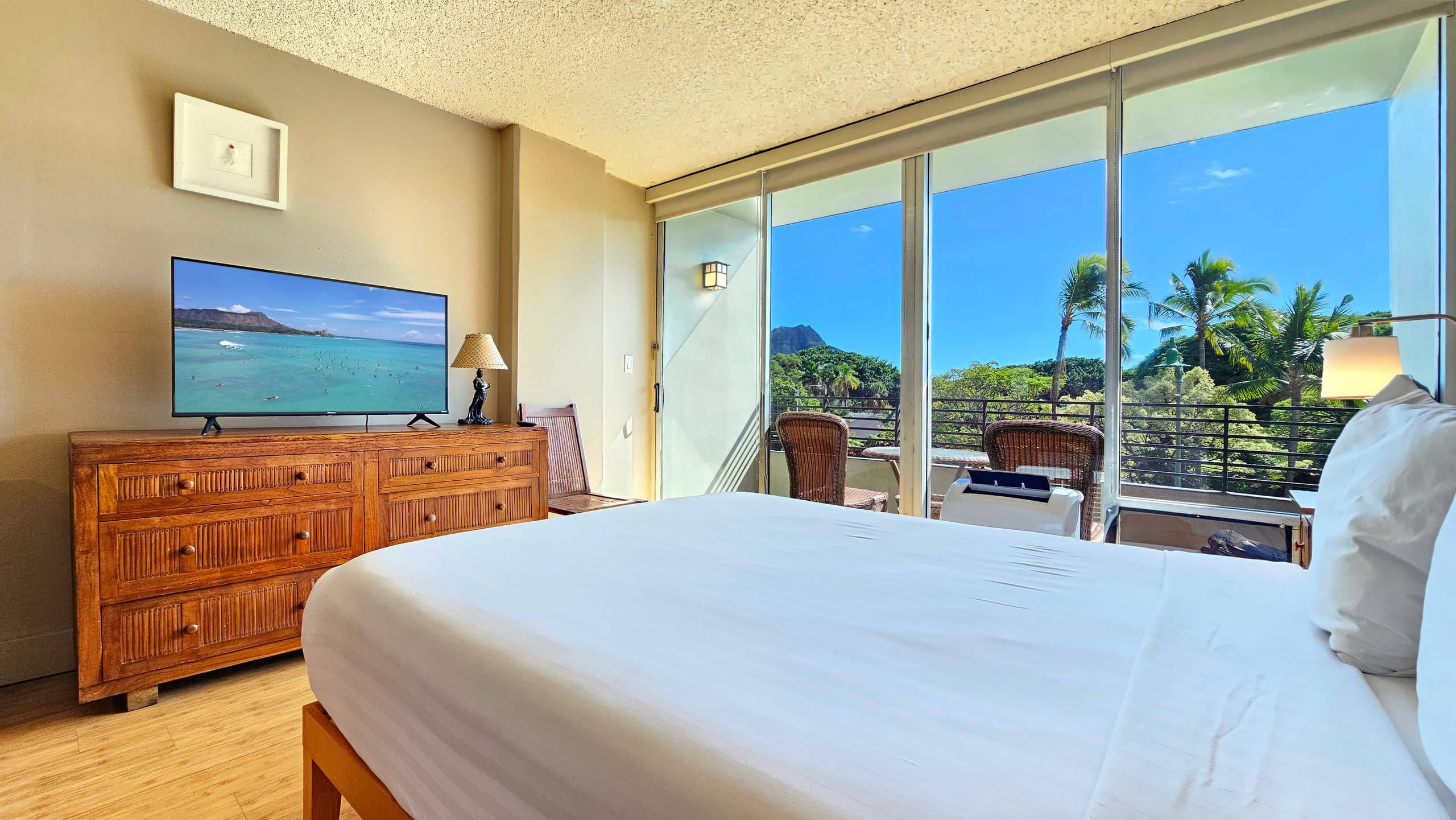 Condo in Honolulu · ★4.51 · Studio · 1 bed · 1 private bath - Image 37