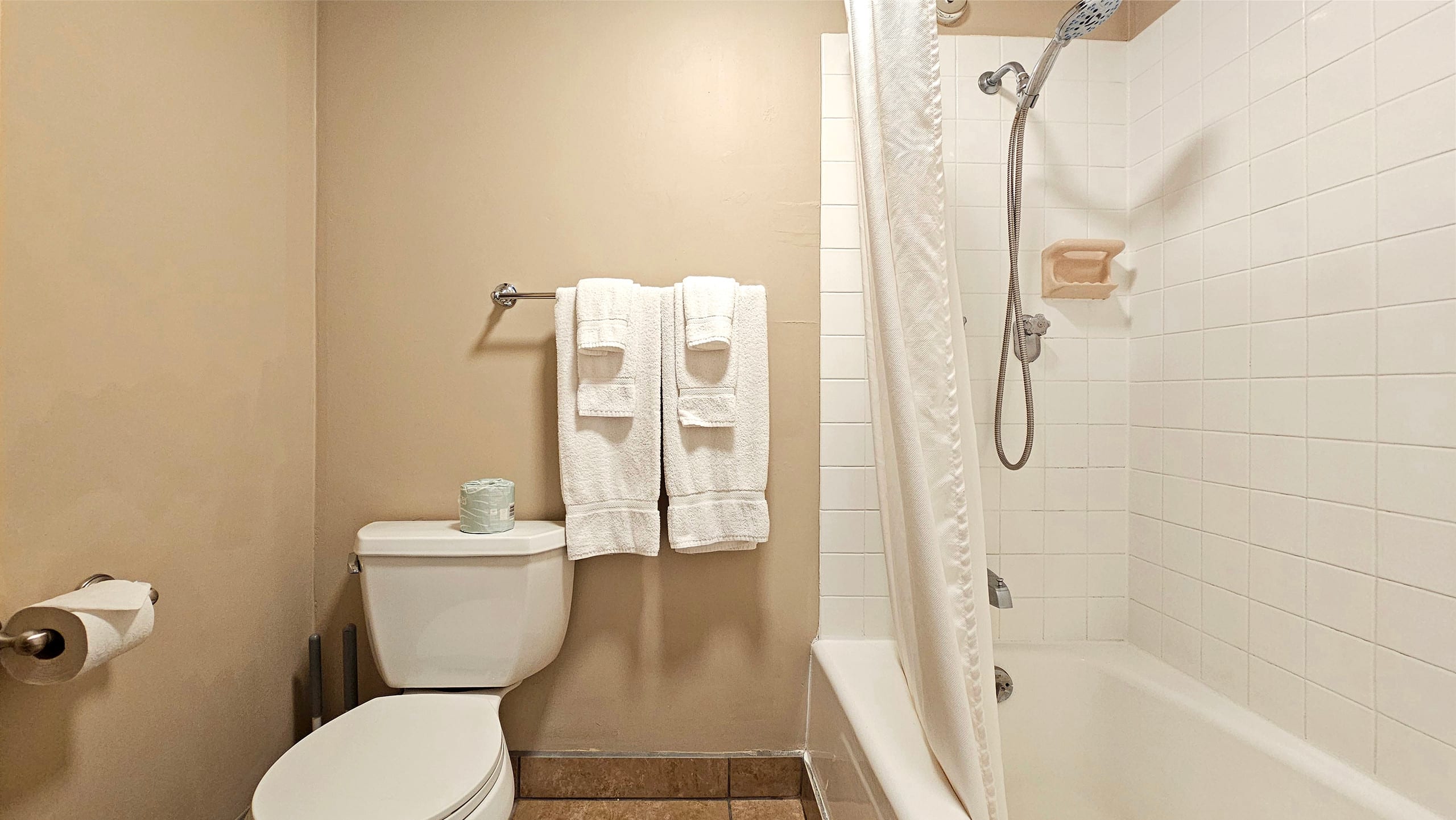 Condo in Honolulu · ★4.51 · Studio · 1 bed · 1 private bath - Image 15