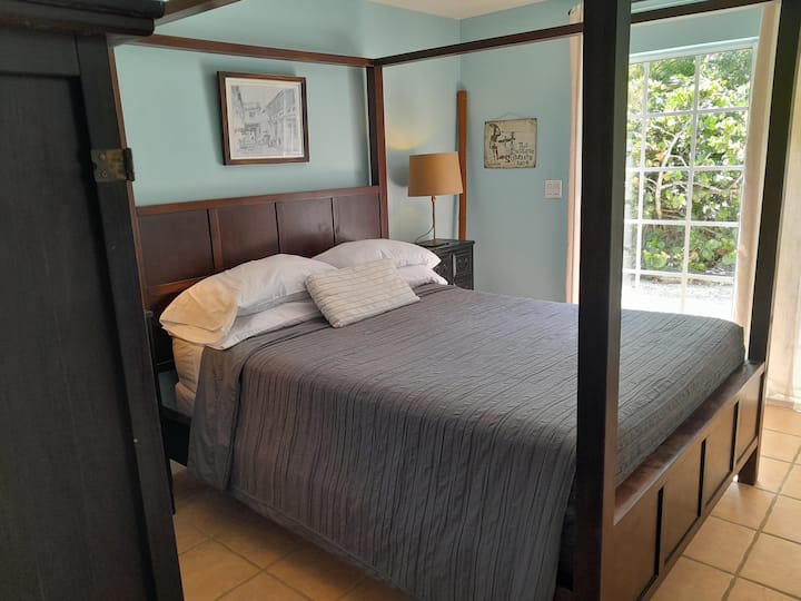 2号卧室可轻松进入我们的室外洗衣房。